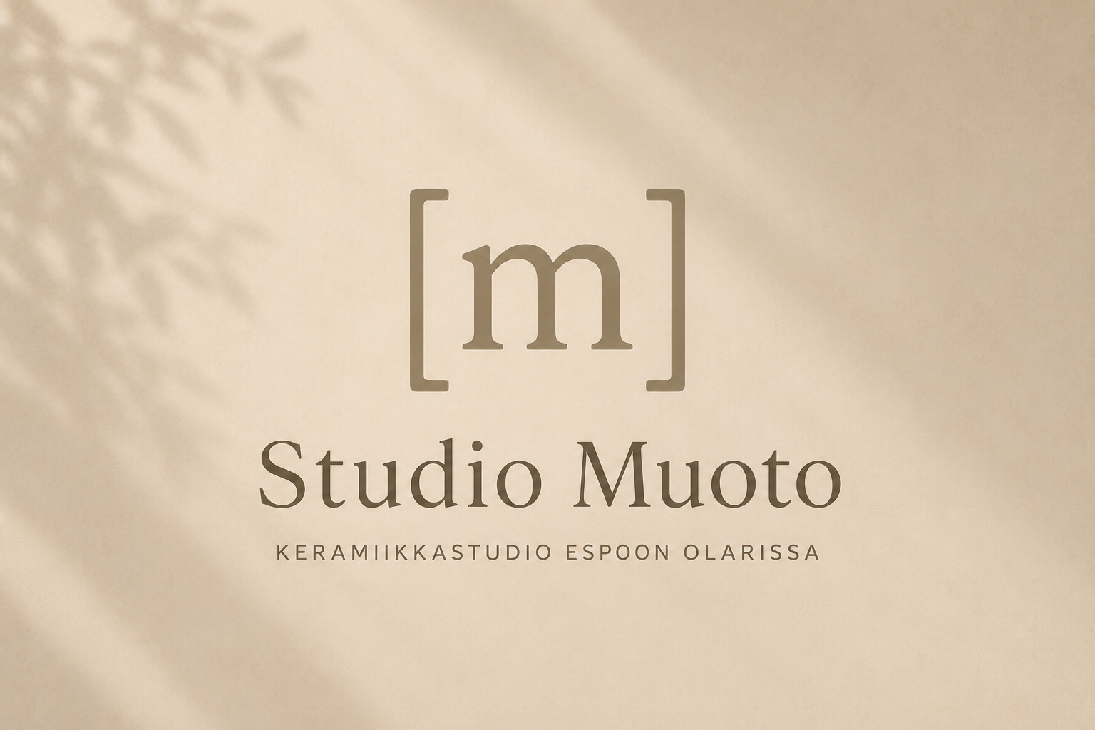Studio Muodon logo ja teksti “Keramiikkastudio Espoon Olarissa” vaalealla beigeällä taustalla.
